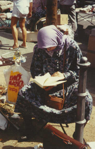 Tuerkin liest in einem Buch.jpg (31598 Byte)